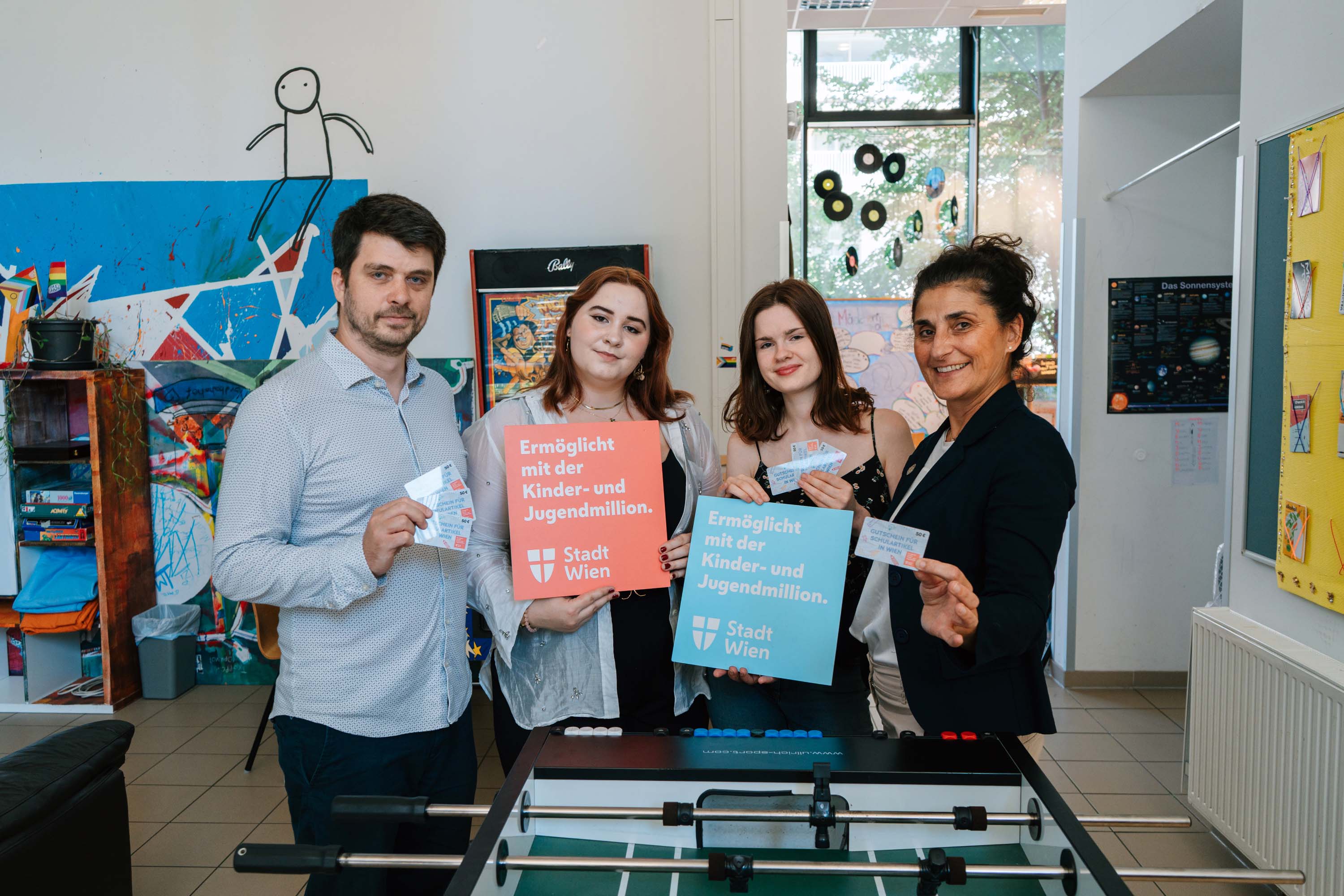 Gruppenfoto. Von links nach rechts: Benjamin Schmid (Leiter Junges Wien bei Wienxtra), Jonna Kropf (Ideengeberin), Miriam Messinger (Ideengeberin), Manuela Smertnik (Geschäftsführerin Verein Wiener Jugendzentren).
