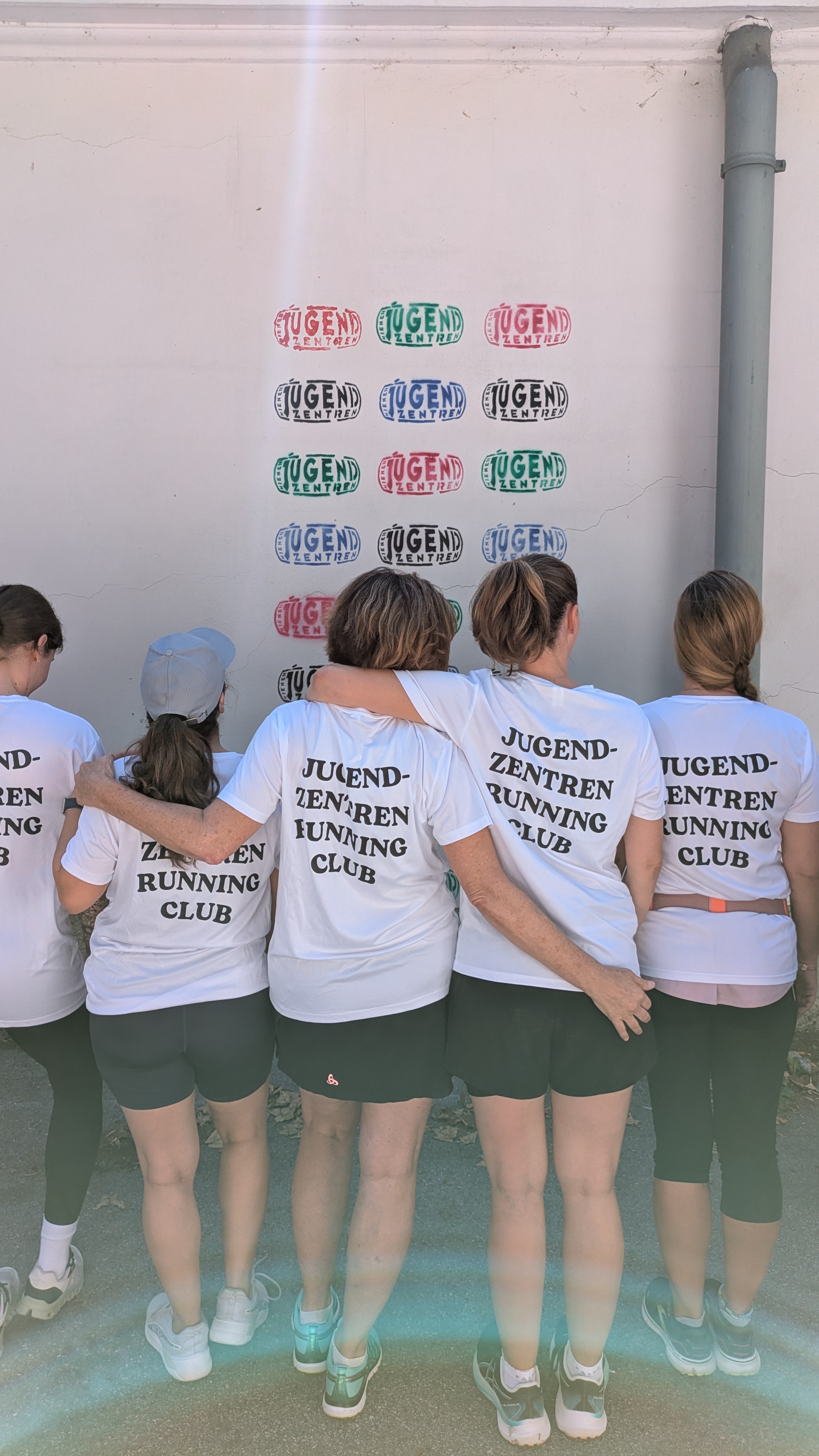 Weiße Laufshirts mit der Aufschrift "Jugendzentren Running Club"