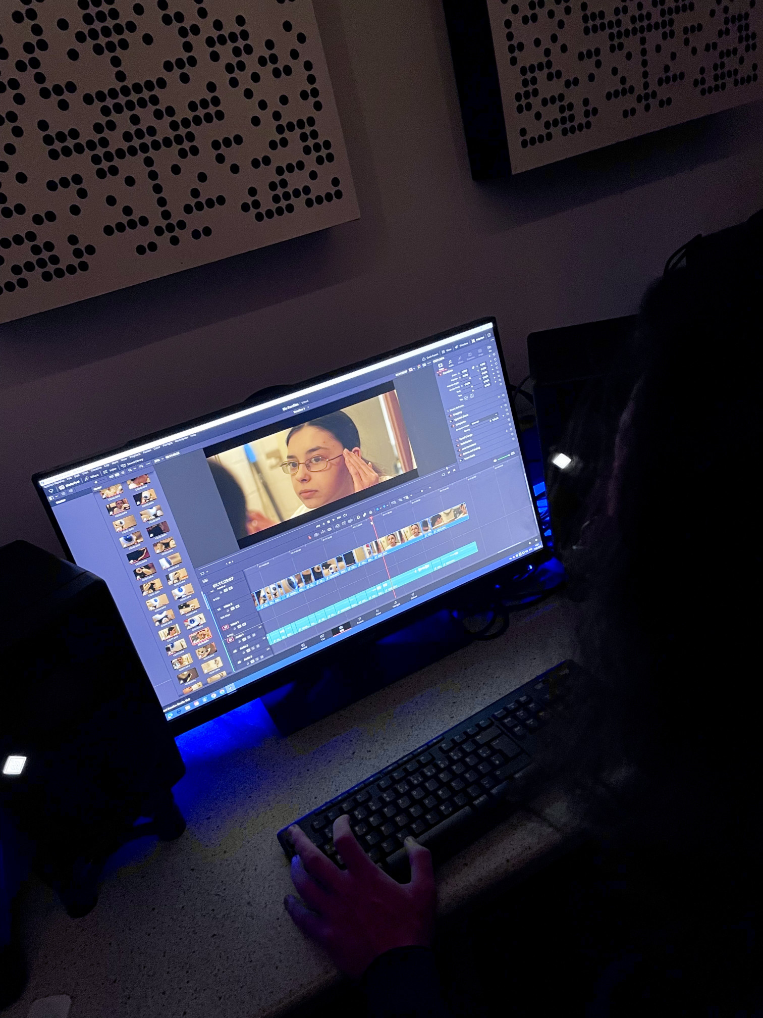 Eine Jugendliche schneidet den Kurzfilm Blu am Computer.