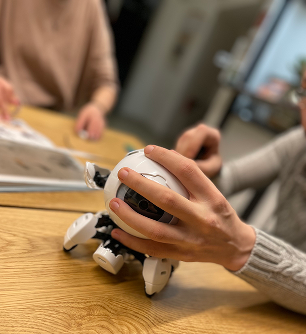 Jugendliche beim Bauen des KI-Roboters Blu