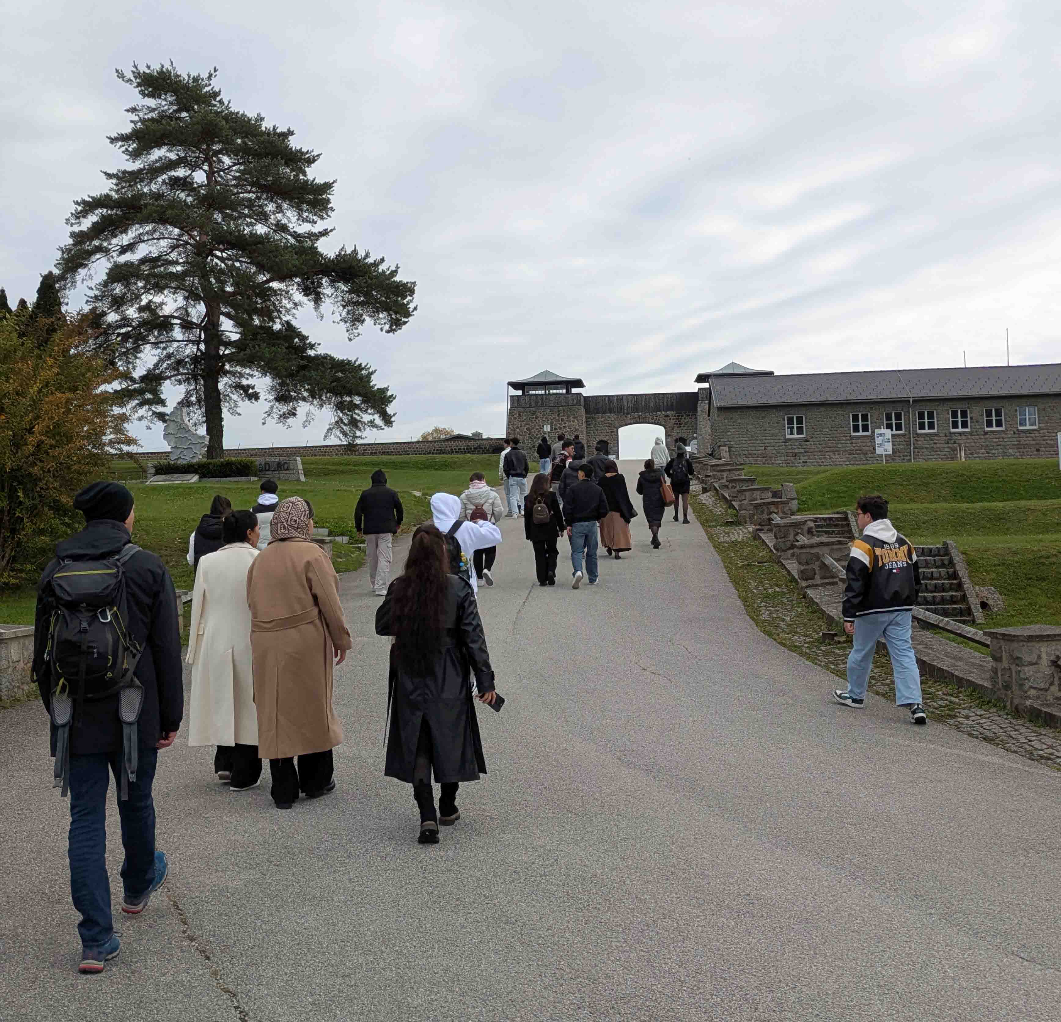 Die Ausflugsgruppe am Areal der KZ-Gedenkstätte Mauthausen