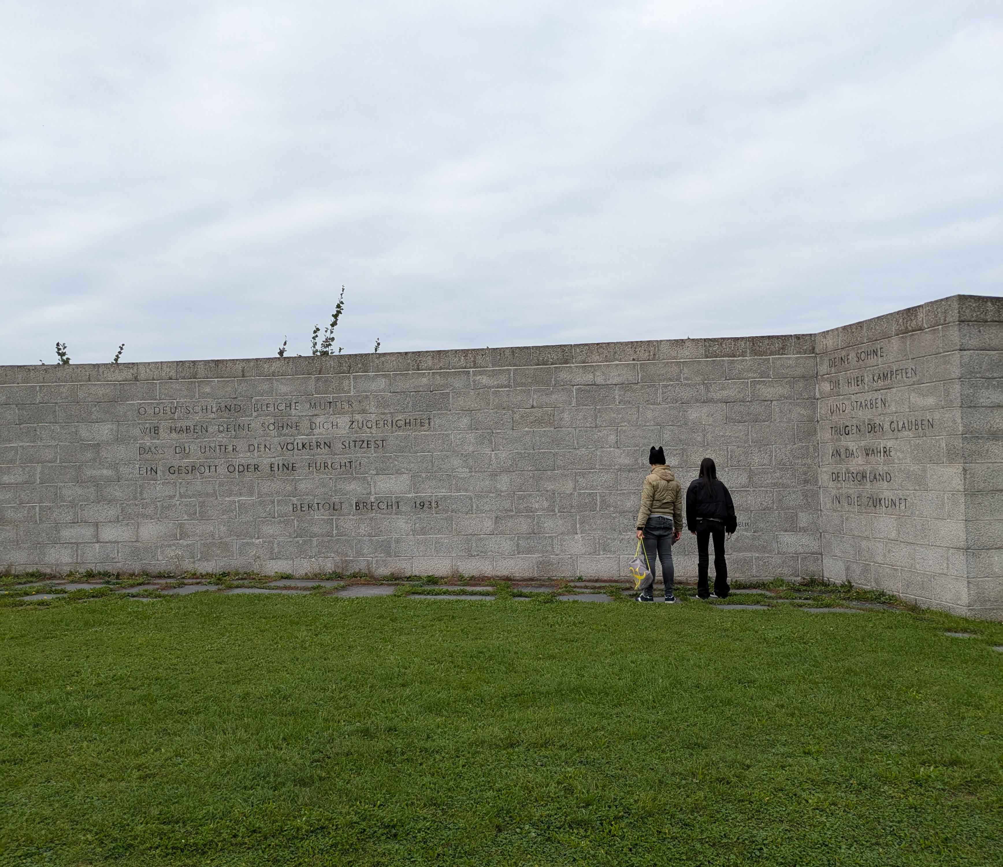 Zwei Jugendliche am Areal der KZ-Gedenkstätte Mauthausen