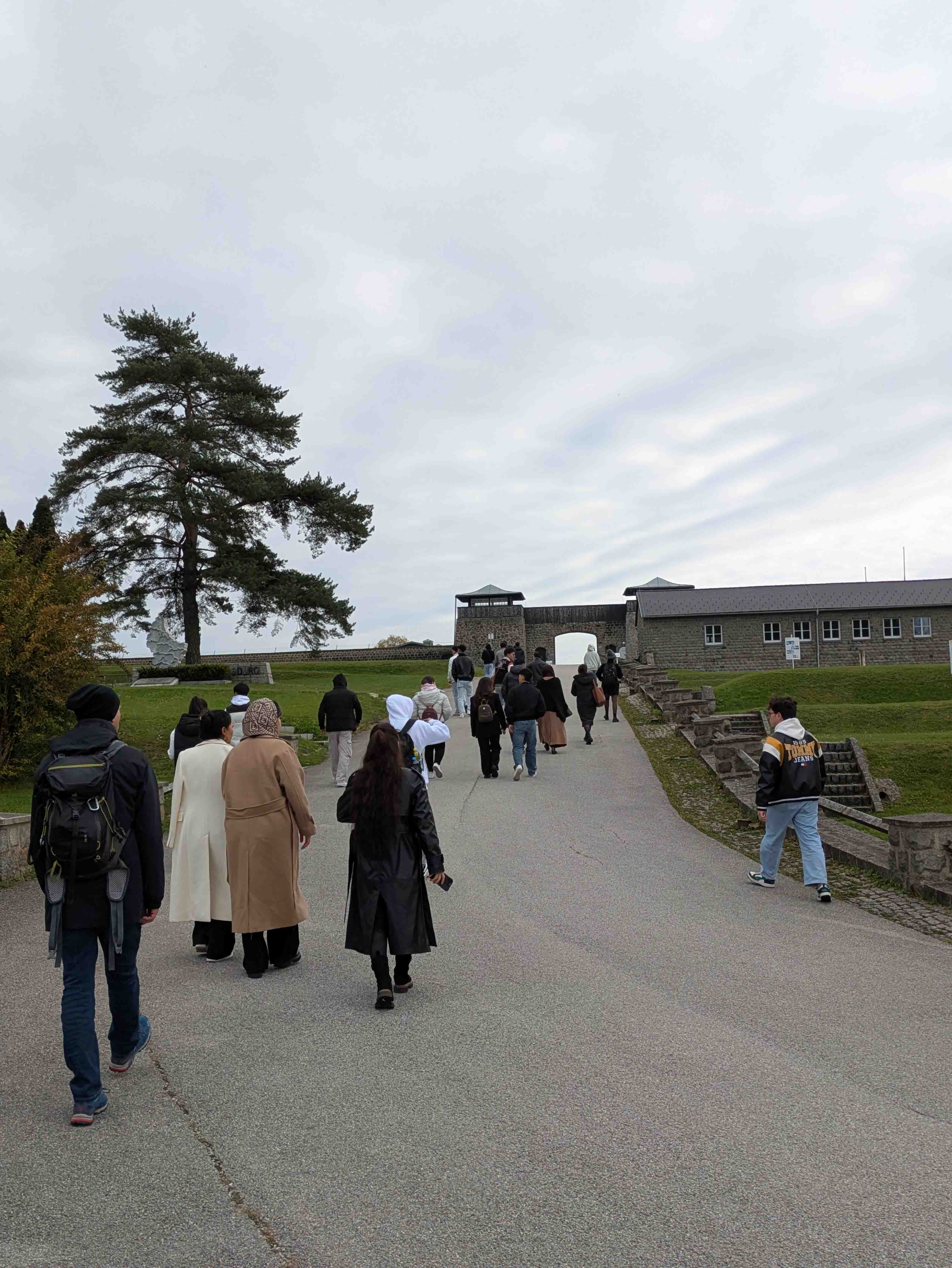 Die Ausflugsgruppe am Areal der KZ-Gedenkstätte Mauthausen