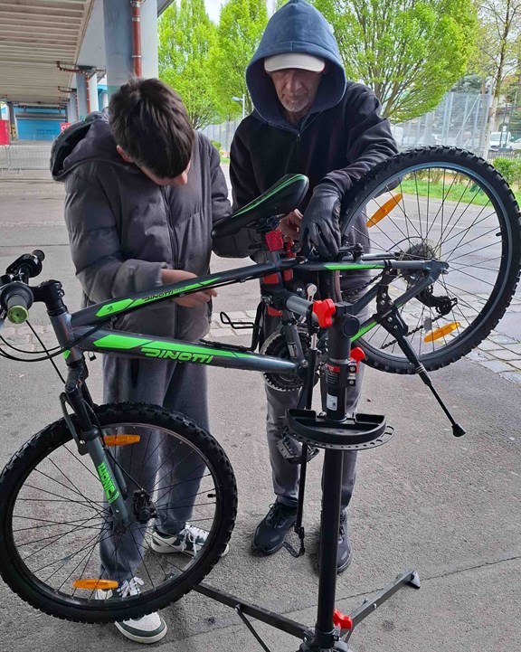 Ein Jugendlicher repariert im Rahmen des Projekts Jugend-Reparatur-Kultur gemeinsam mit einem Profi sein Fahrrad.