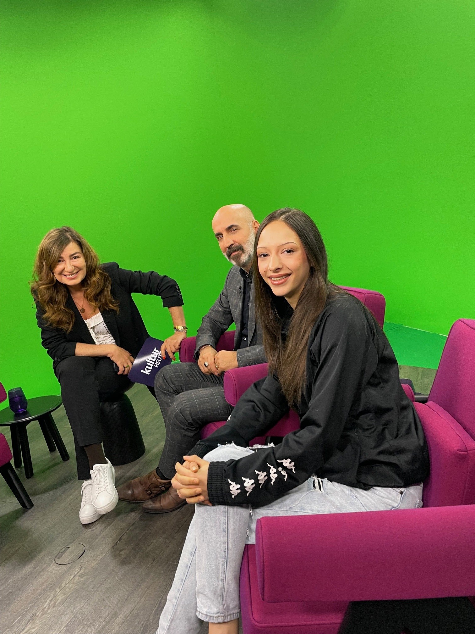 Gruppenfoto im Greenscreenstudio: Moderatorin, Kenan Güngör & Meduzza