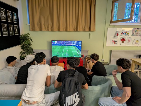 Jugendliche spielen gemeinsam mit einer Spielkonsole