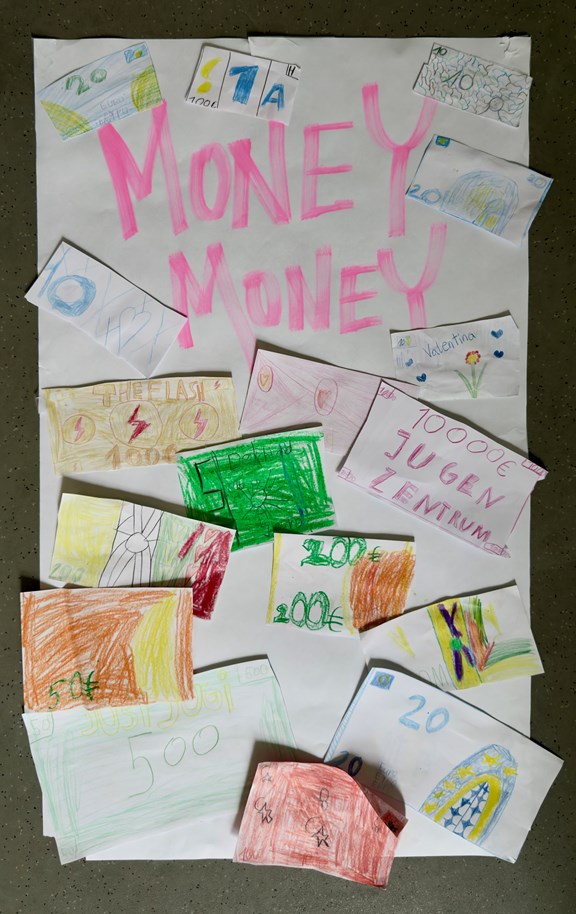 Plakat mit selbst gezeichnetem Spielgeld