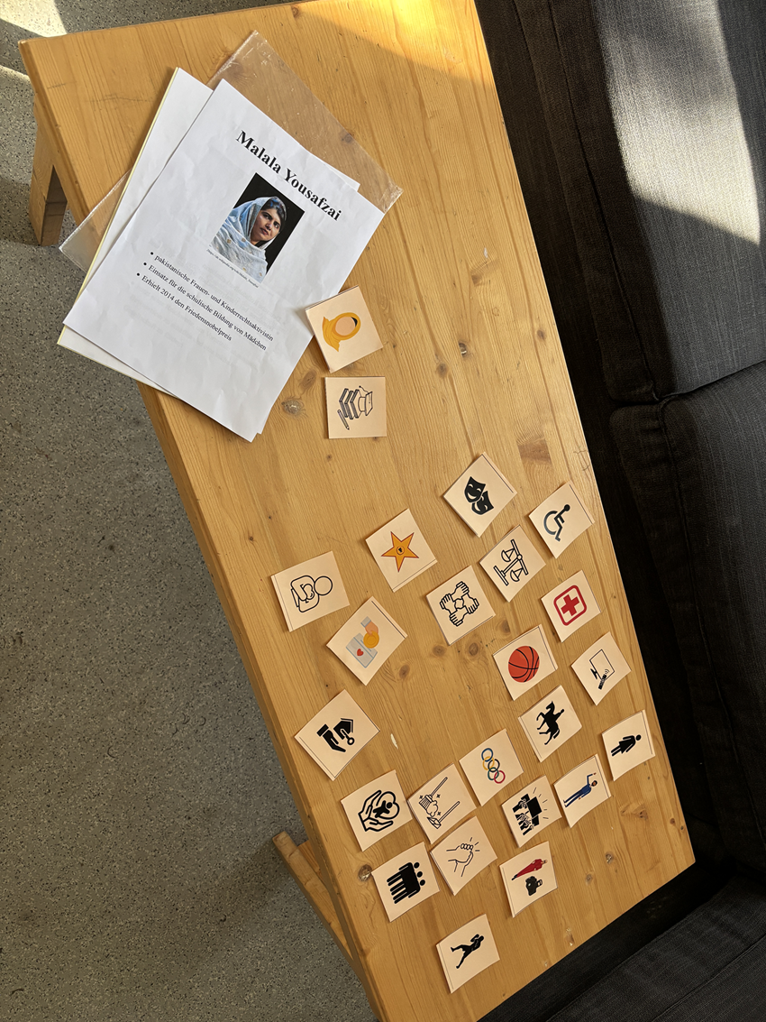 Memory-Spiel liegt ausgelegt auf einem Tisch