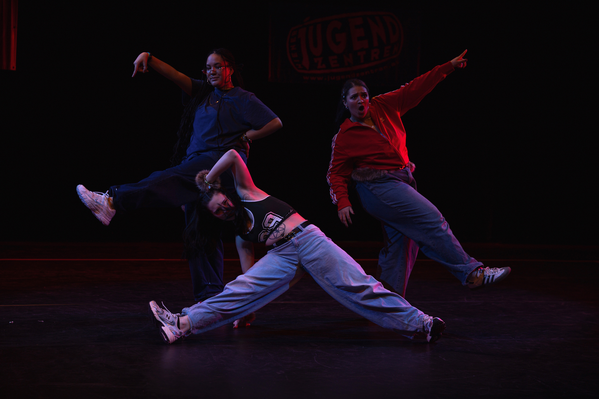 copyright: leggou.vision Drei Mädchen bei ihrem Auftritt bei Move Your Bones.