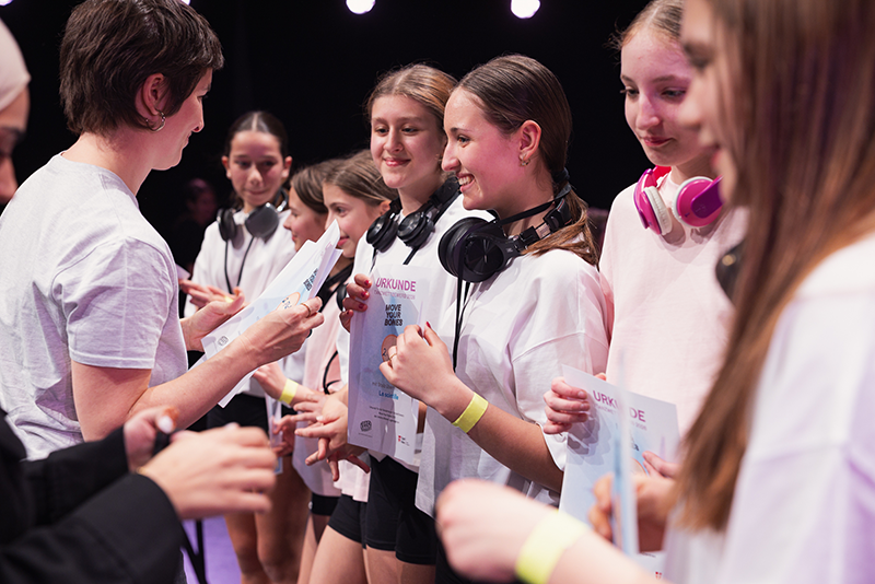 copyright: leggou.vision Eine Tanzgruppe bekommt ihre Urkunden.