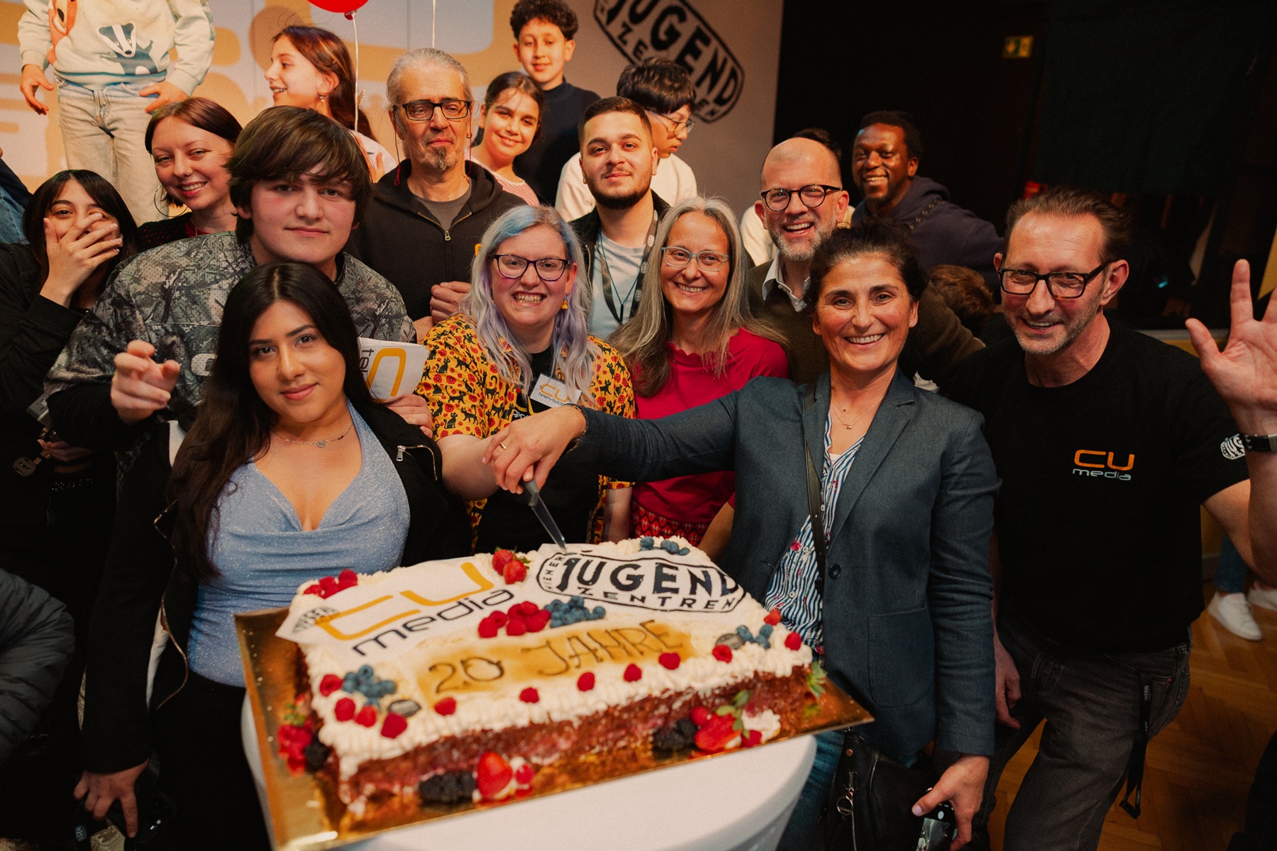 Gruppenfoto um Jubiläumstorte