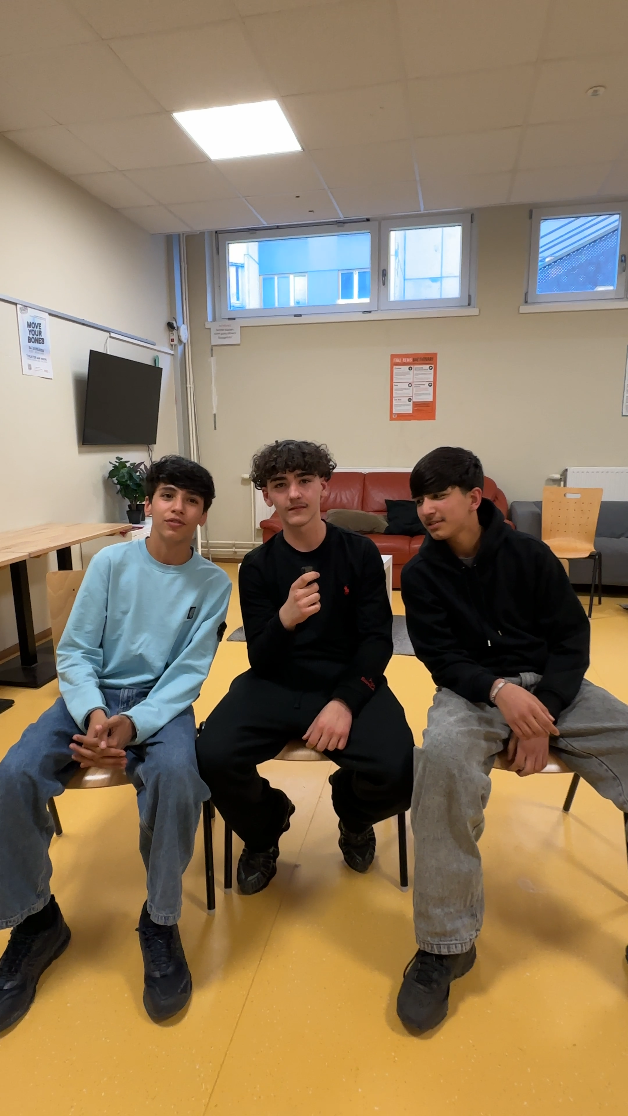 Drei Jugendliche posieren vor der Kamera