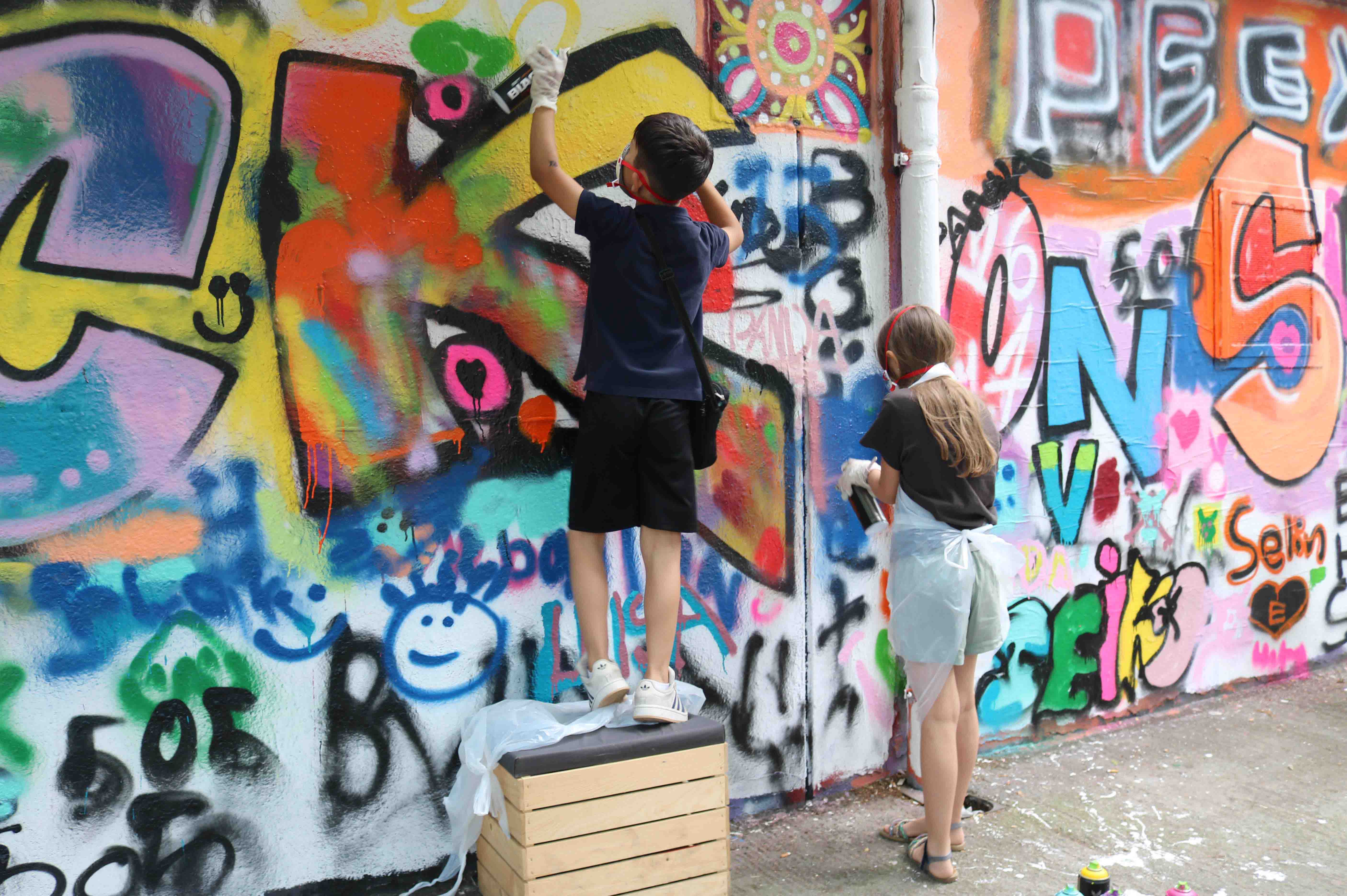 copyright: Verein Wiener Jugendzentren Kinder und Jugendliche konnten sich neben Fußball und Basketball auch beim Graffiti austoben.