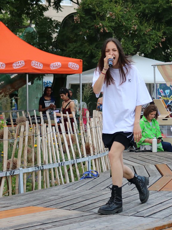 Rapperin Meduzza bei ihrem Bühnenauftritt.