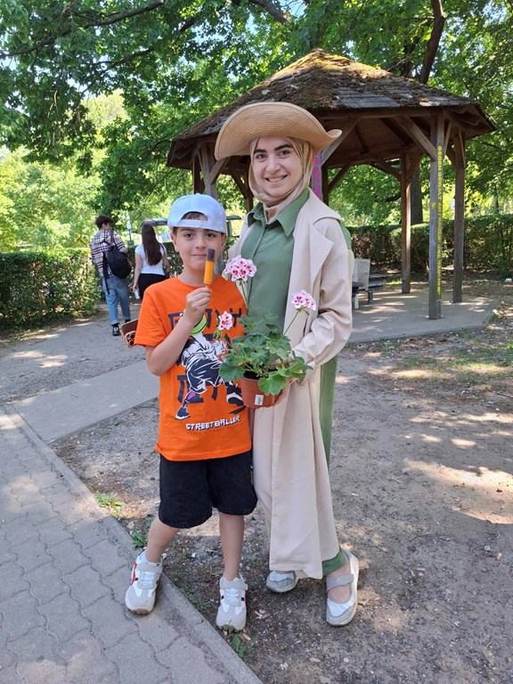 Mutter und Sohn mit Blumen und Eis