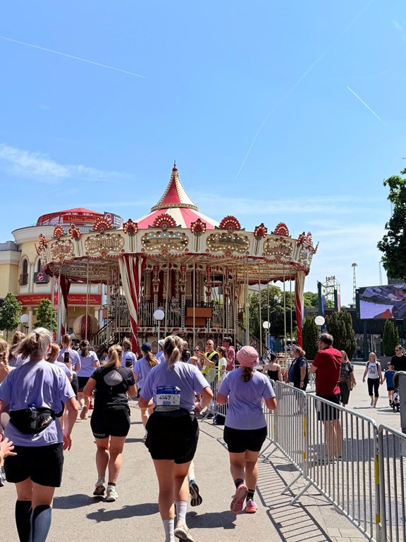 Frauenlauf im Prater, Karusell zu sehen