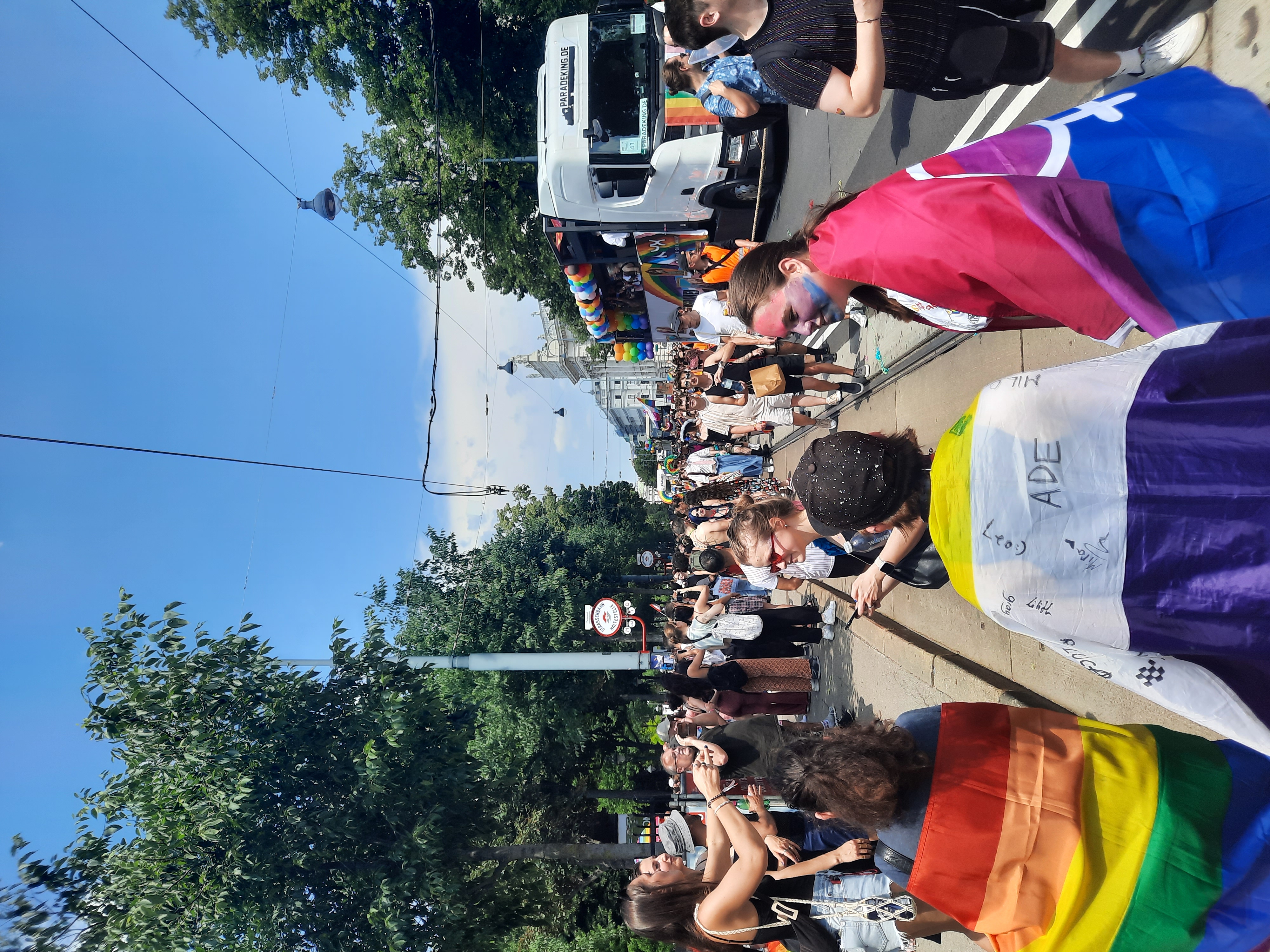 Mehrere Jugendliche auf der Pride Parade in Wien