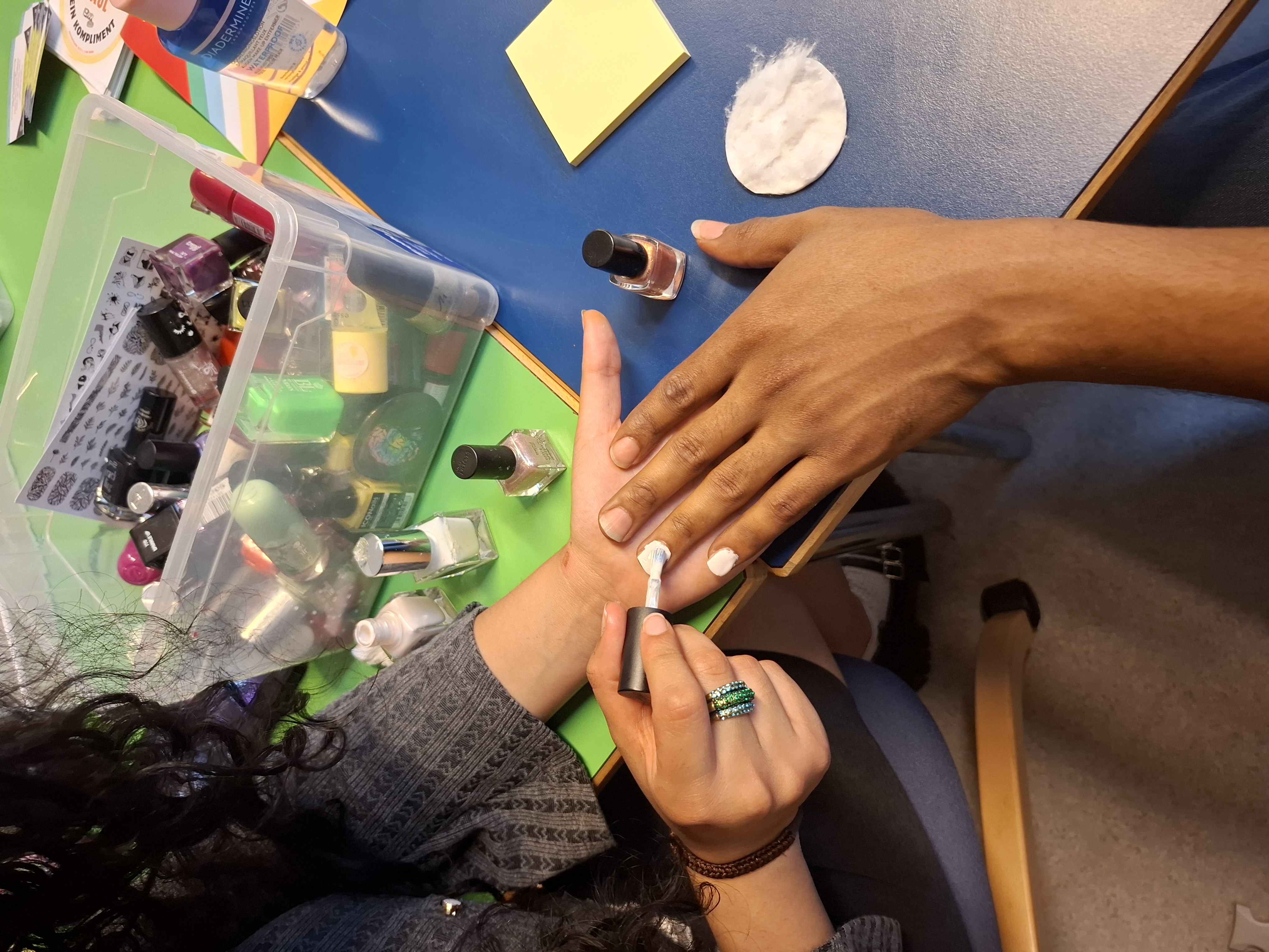 Fingernägel werden mit Nagellack bemalt