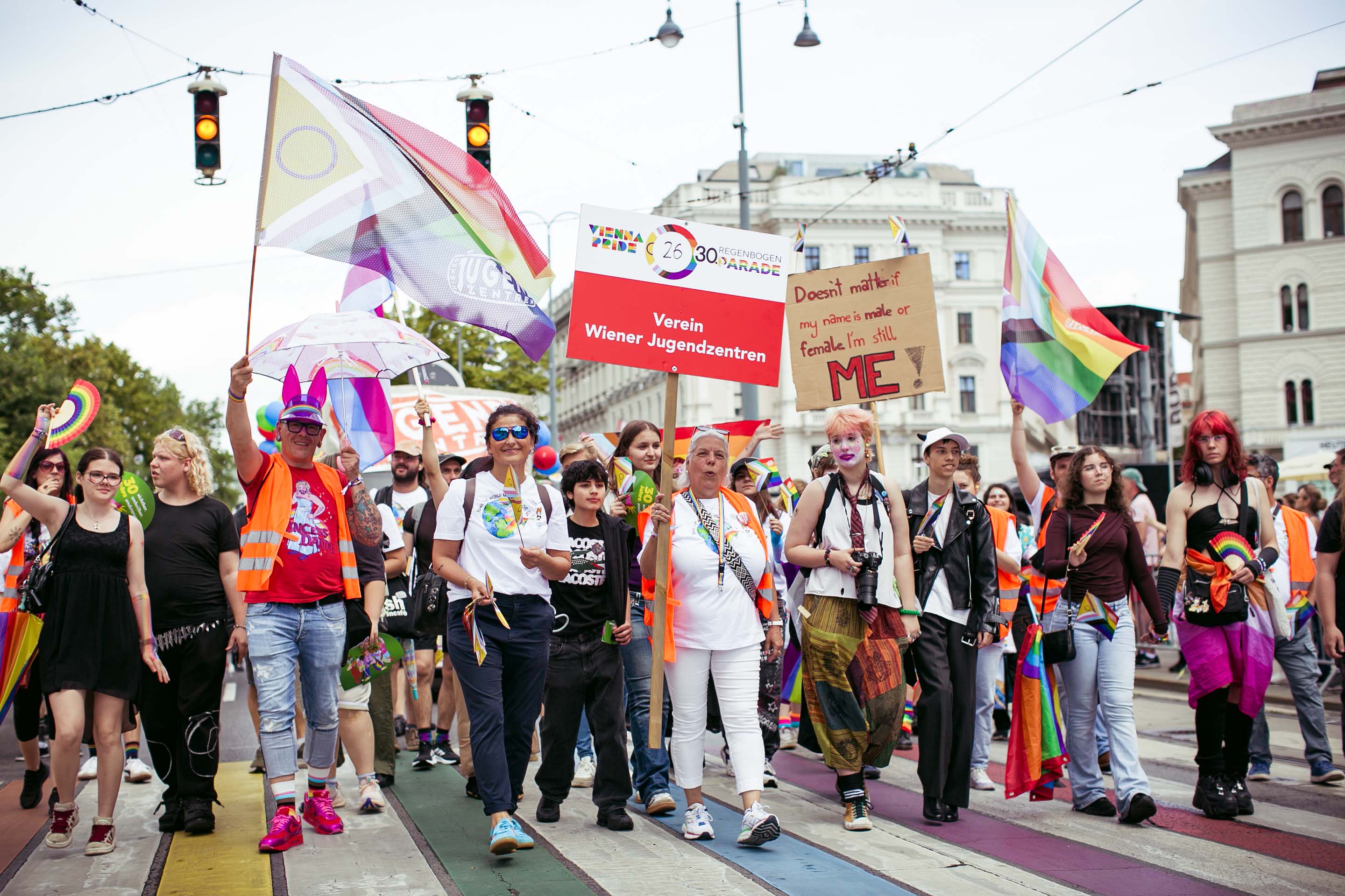 copyright: Michael Chuop Mitarbeiter:innen des Vereins Wiener Jugendzentren mit Jugendlichen bei der Regenbogenparade auf der Wiener Ringstraße.