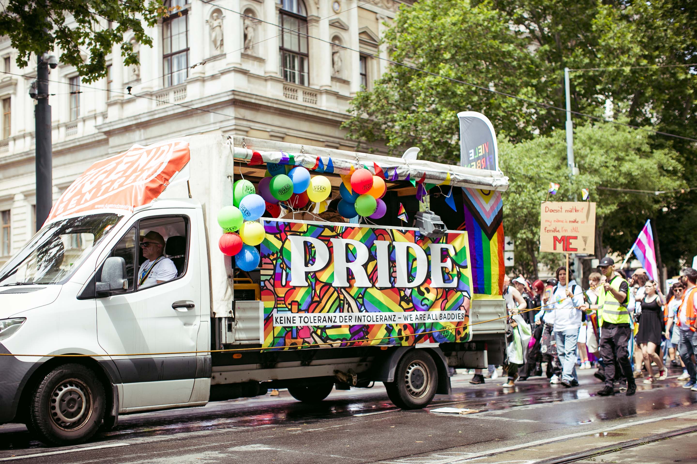 copyright: Michael Chuop Der bunt geschmückte Pride-Truck des Vereins Wiener Jugendzentren.
