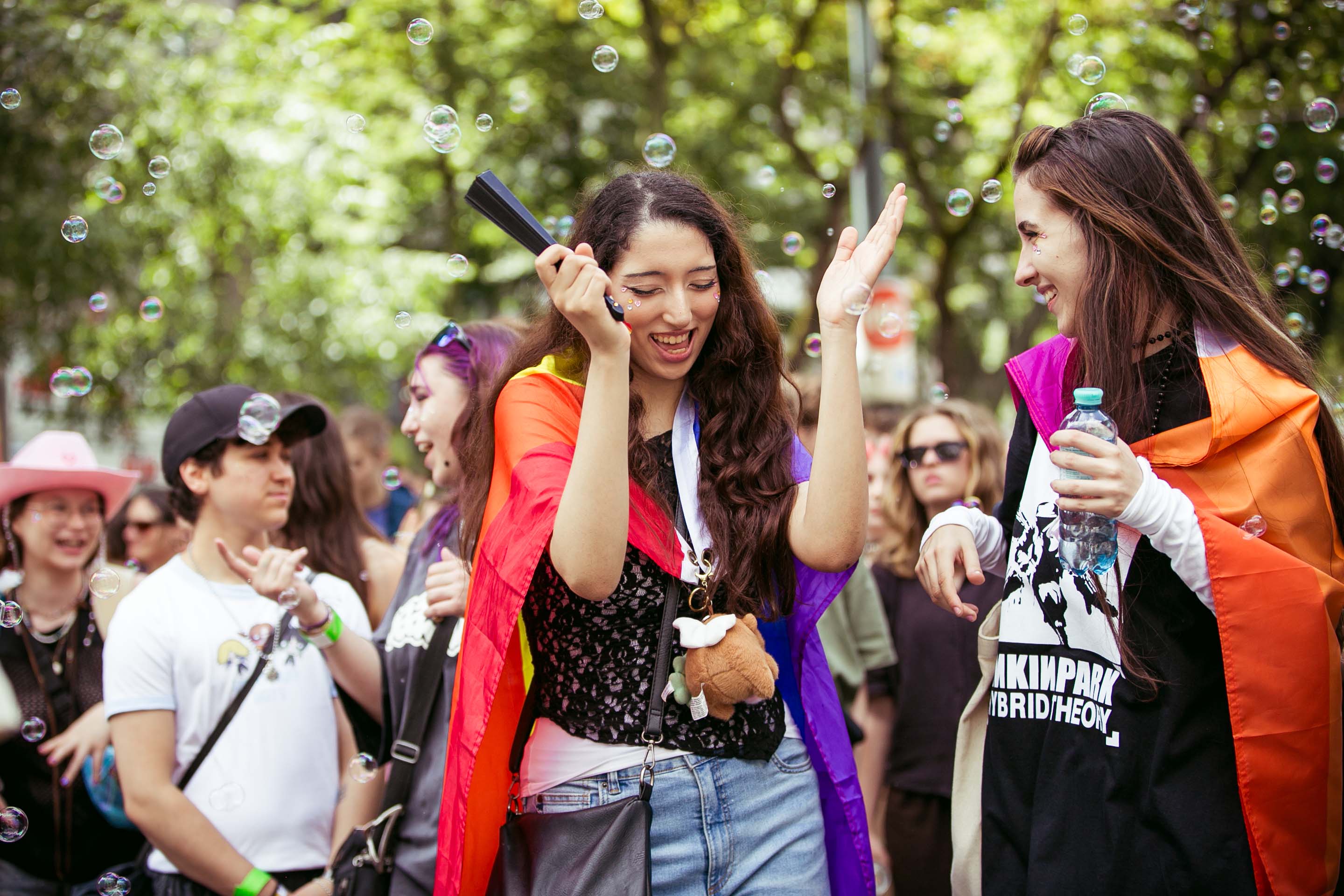 copyright: Michael Chuop Jugendliche tanzen auf der Regenbogenparade 2026.