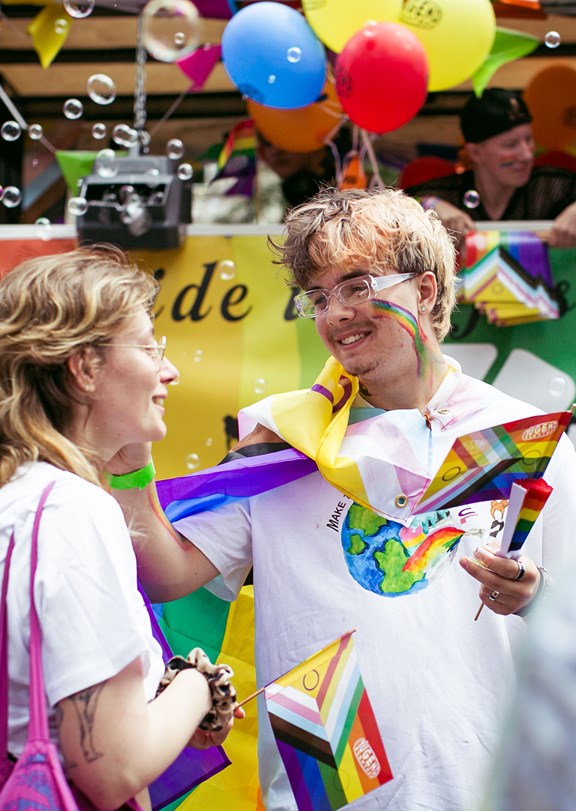 Jugendliche bei der Regenbogenparade 2026.