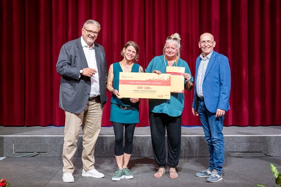 Gruppenfoto 4 Erwachsene mit Urkunde und Preis in der Hand