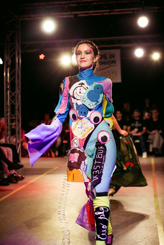 Model im bunten, Patchwork-Style Anzug