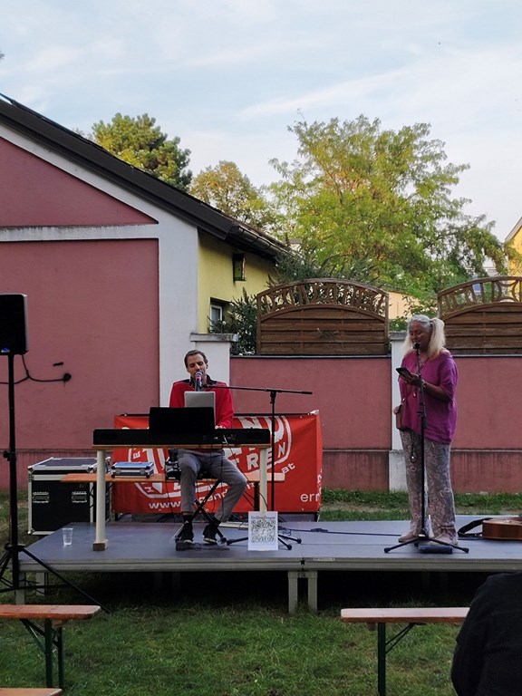 Mann am Keyboard und Frau am Mikrofon performen auf der Bühne