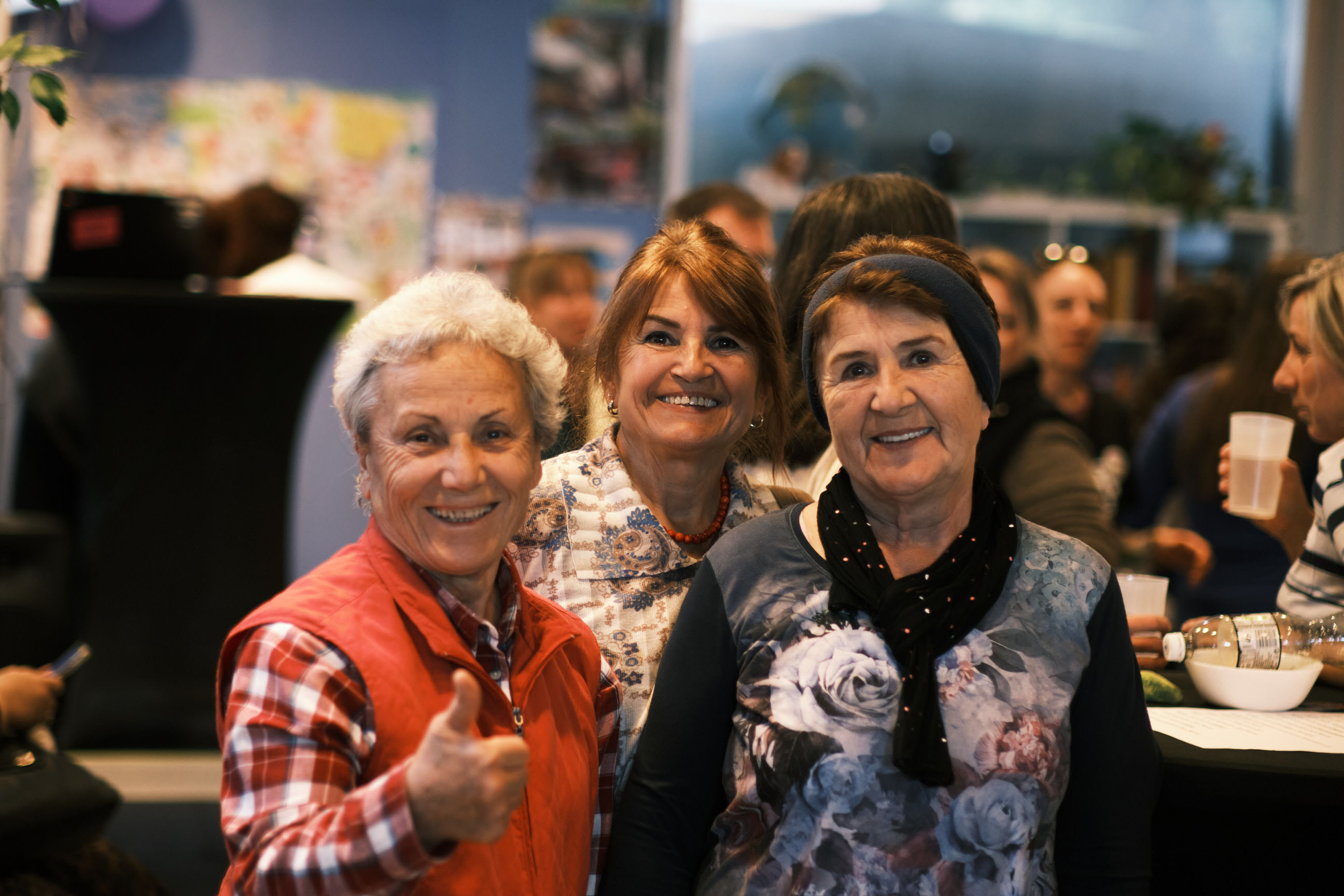 Besucher:innen des Frauen*cafés bei der Jubiläumsfeier des come2gether