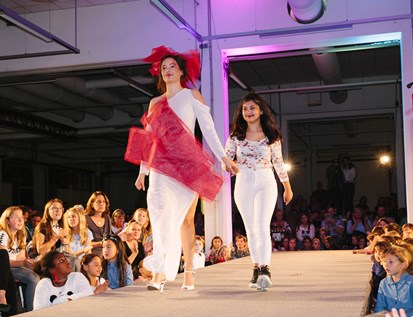 Catwalk 2 Models in weiss