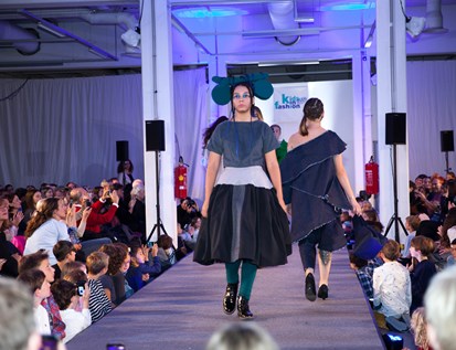 Model, schwarzes Kleid, Catwalk