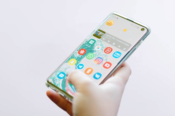 Hand hält Handy