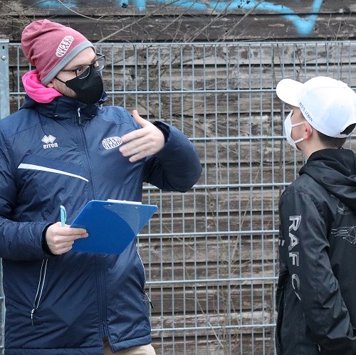 Jugendbetreuer befragt Jugendlichen