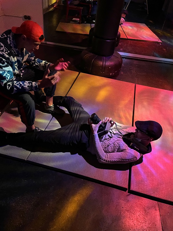 Kameramann liegt am Boden und filmt Rapper Peki