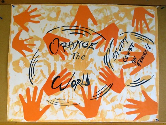 Plakat mit Schriftzug "Orange the World"